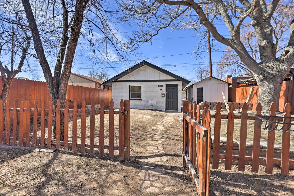 Foto principal - Charming Cottage on Huge Lot with Fenced Y...