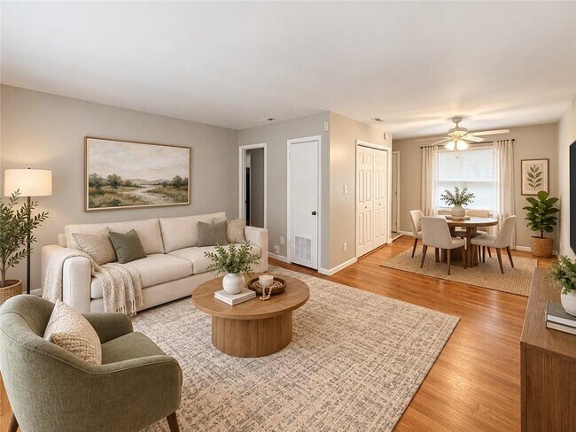 Foto del edificio - 2319 Collier Dr