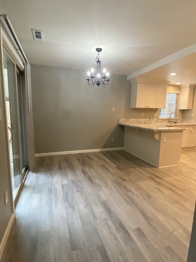 Aspen/Maple Living Room - Woodglen Terrace Apartments