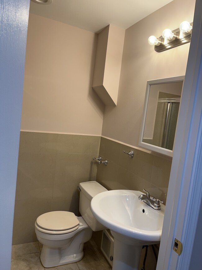 1st Fl Full Bathroom - 1312 W Somerset St