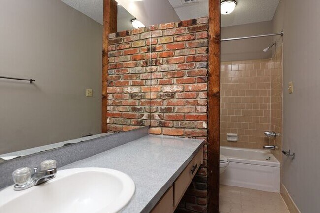 Building Photo - Carriage Hills
