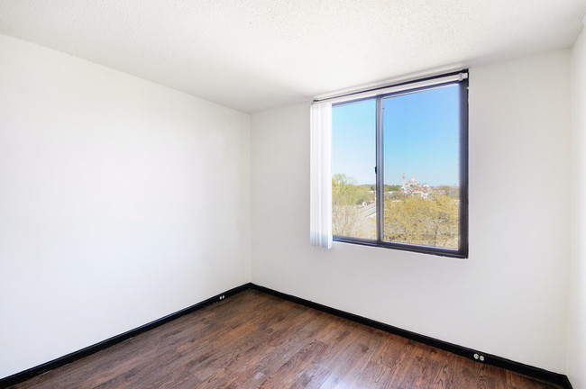 Building Photo - Edgewood Commons 611