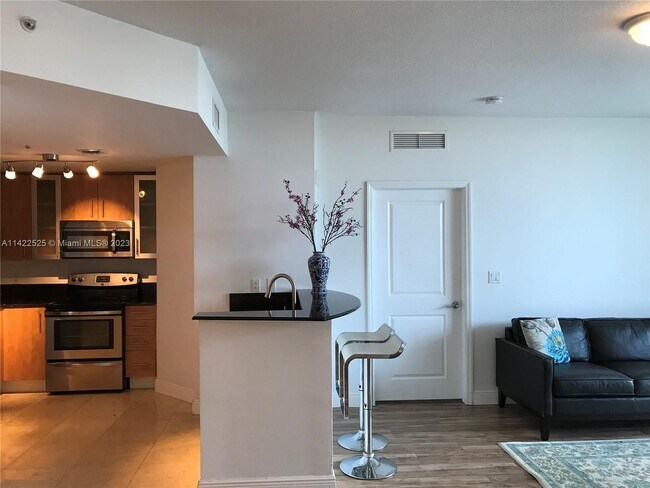 Foto del edificio - 7900 Harbor Island Dr