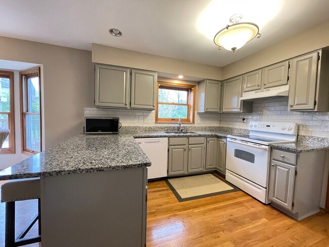 Kitchen - 10255 Cedarwood Dr