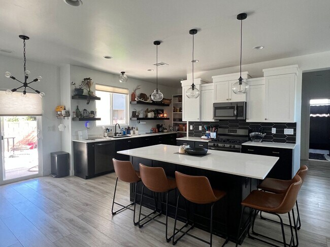 Foto del edificio - Stylish 3 Bedroom Home with Spacious Layout