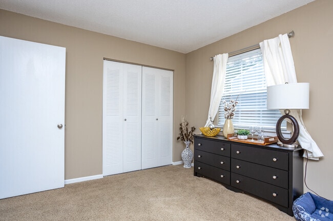 2BR, 1.5BA - 929 SF - Fieldcrest