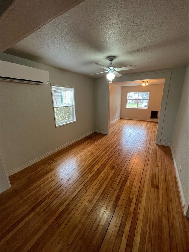 Building Photo - Charming home in Edison District