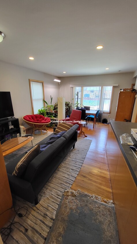 Primary Photo - 132 Columbia St