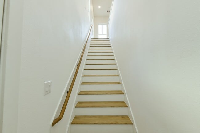 Building Photo - 162 Wallace St