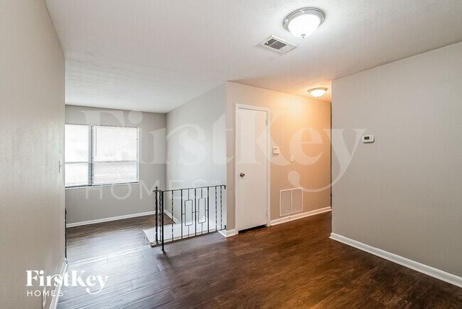 Building Photo - 5815 Fiat Ln