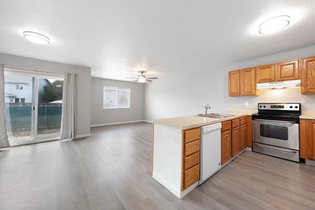 Foto del edificio - Fantastic 3-Bedroom, 1.5-Bath Duplex With ...
