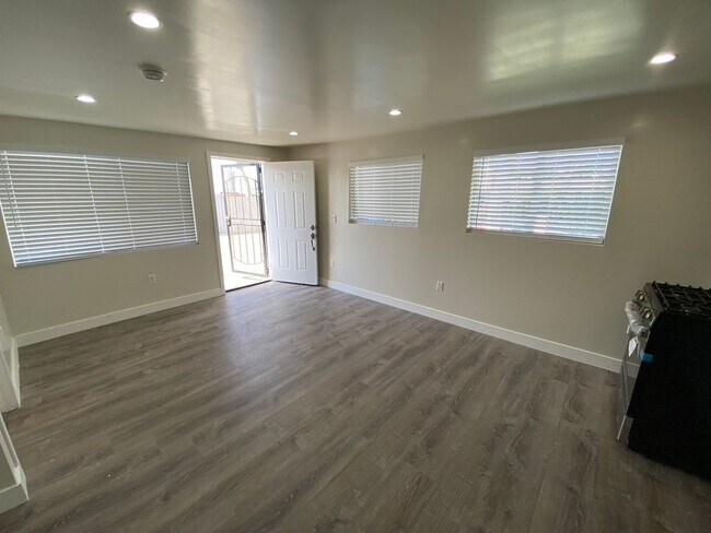 Foto del edificio - 2916 W Century Blvd