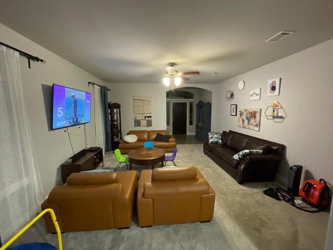 Foto del edificio - 632 Redwood Dr