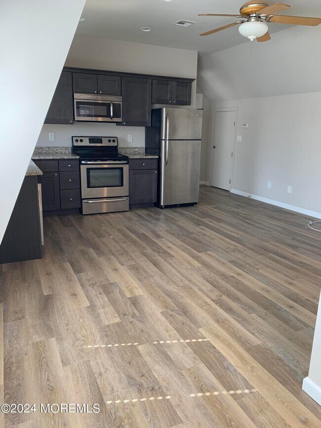 Building Photo - 207 Brinley Ave
