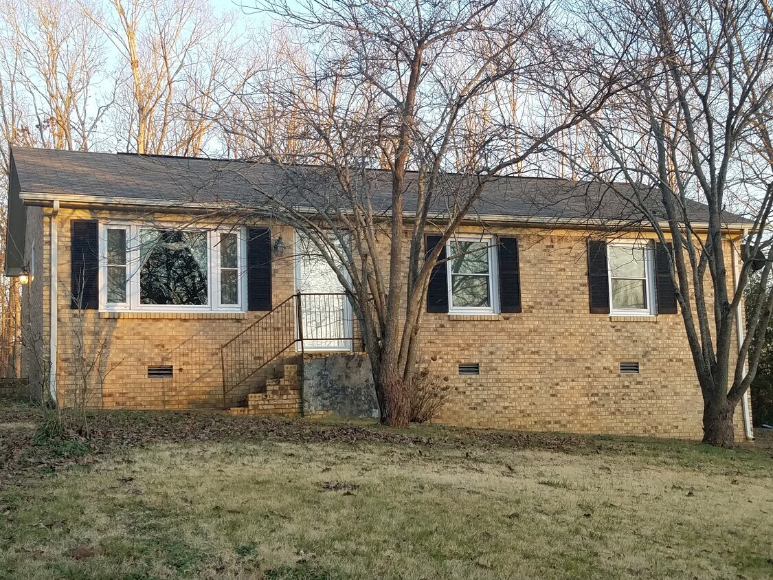 Primary Photo - 123 Eze Avenue