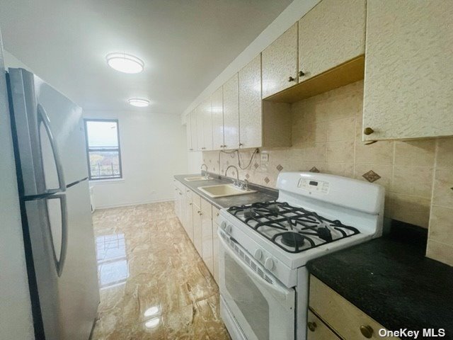 Building Photo - 108-50 62nd Dr