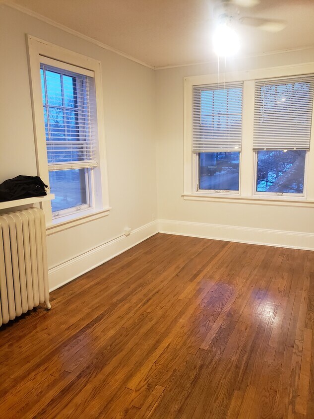 Corner unit living room - 162 Wheeler St N