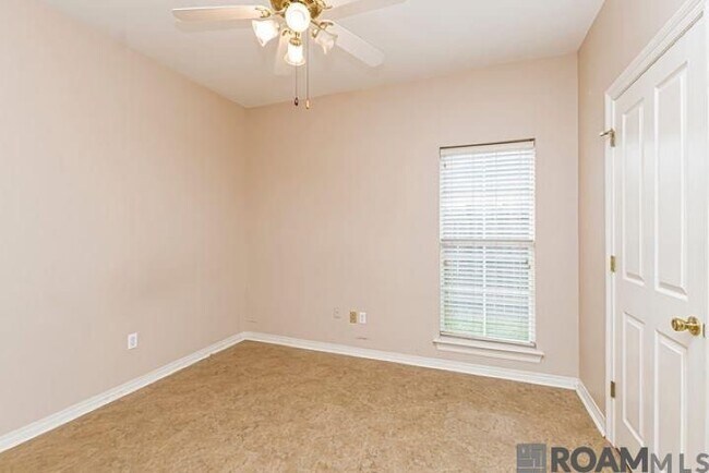 Foto del edificio - 10125 Springbrook Ave