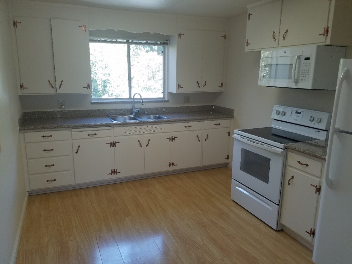 Primary Photo - 225 W Eaton Ave