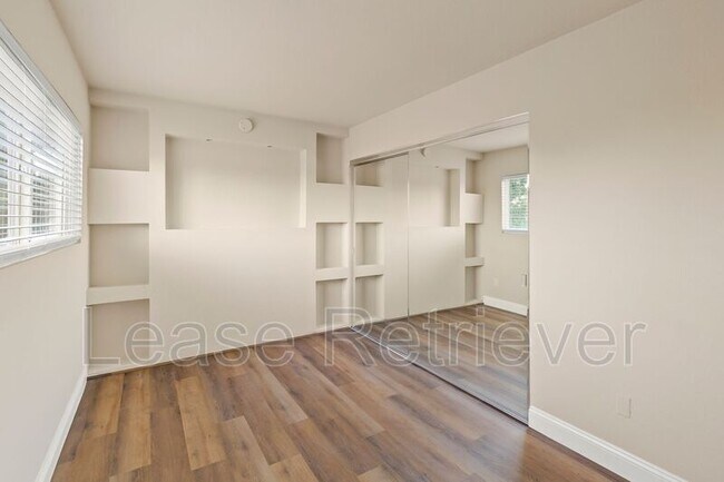 Foto del edificio - 940 Palm Cir