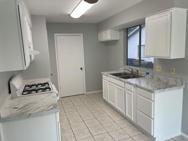 Building Photo - 305 Hickok Ct