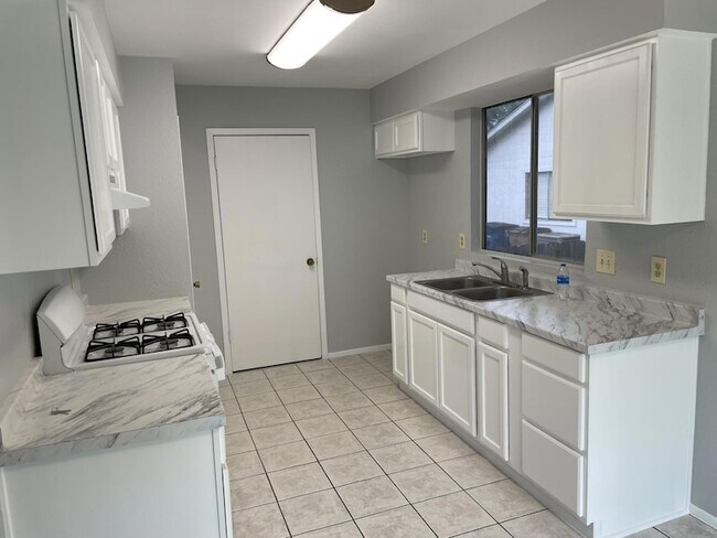 Foto del edificio - 305 Hickok Ct