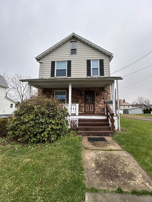 Primary Photo - NOW AVAILABLE! Three Bedroom Home in Grove...