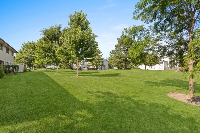 Foto del edificio - Bright 2BR, 1.5BA End Unit with Heated Flo...
