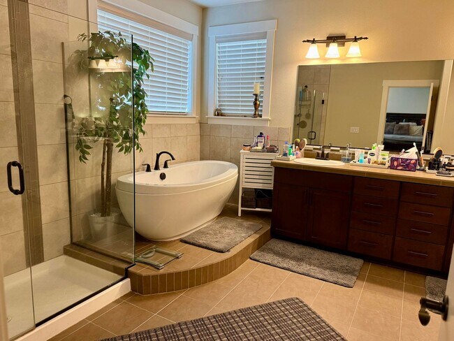 Foto del edificio - Spacious 4 BD Home with Private Backyard &...