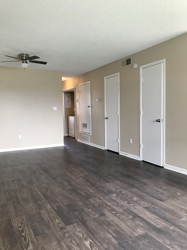 Townhome Living/Dining - Meadow Chase Apartments