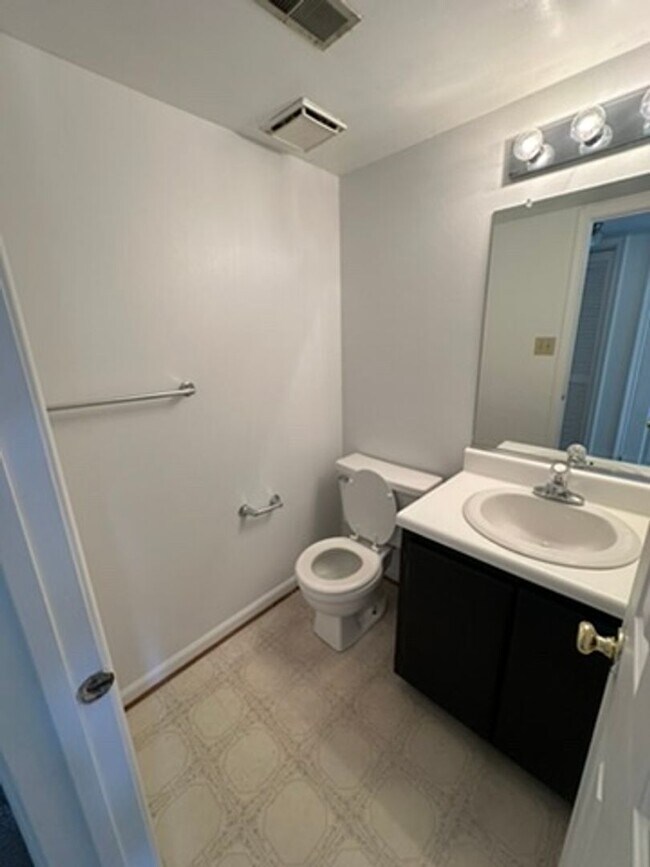 Building Photo - 2 Bedroom 1.5 Bath Townhome