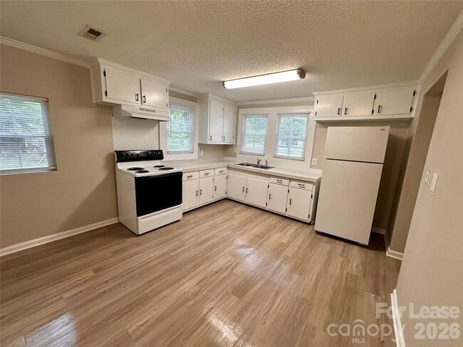 Foto del edificio - 1178 Central Dr NW