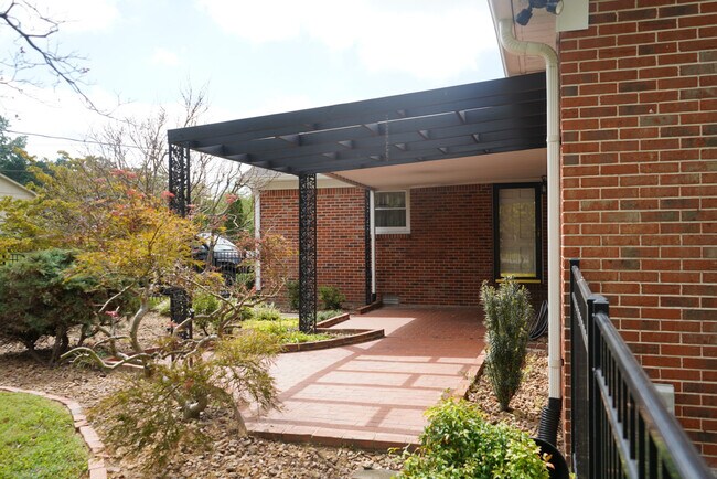 Building Photo - 735 Fisk Rd