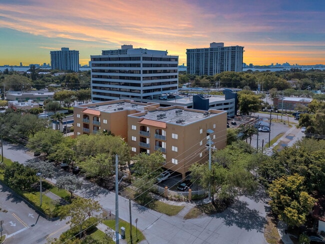 Foto del edificio - 1300 NE 109th St