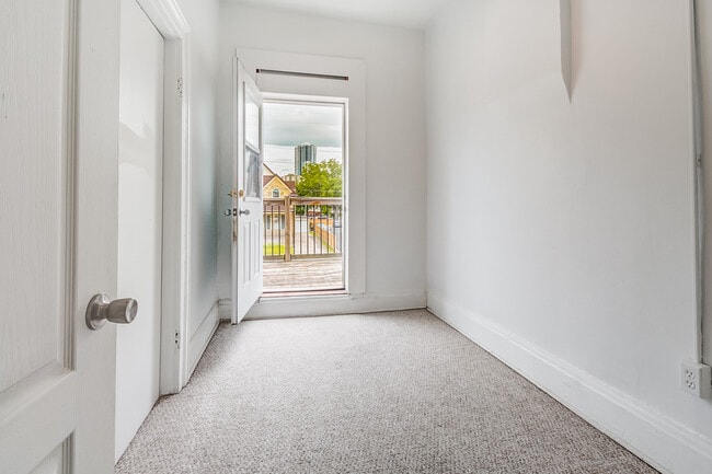 Building Photo - 190 Victoria St N