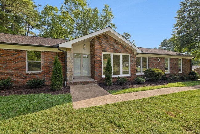 Foto del edificio - Completely renovated ranch 4BR/4BA ranch h...