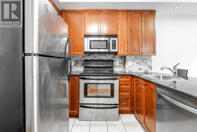 Building Photo - 68 Carr St