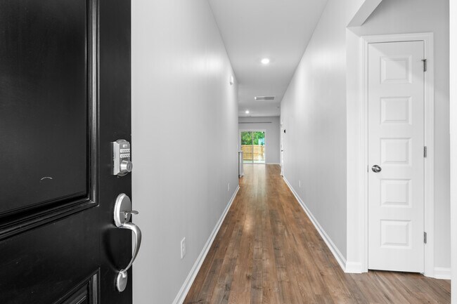 Foto del edificio - 301 Firewheel Ct