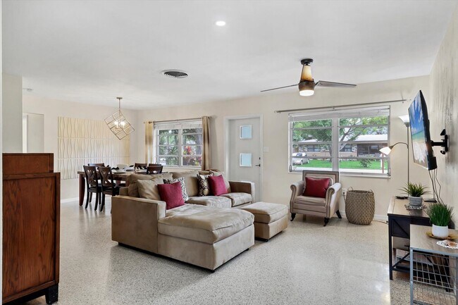Foto del edificio - Charming 3 Bed/2 Bath + Den Home in Ringling Park – Minutes to Downtown Sarasota!