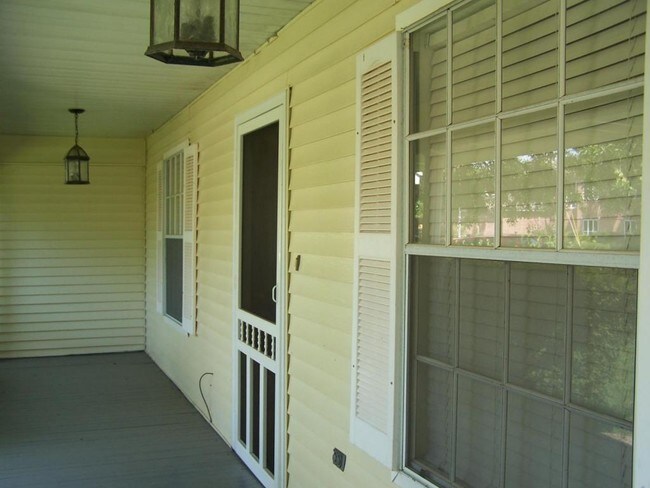Building Photo - 631 Village Ln S Apt C