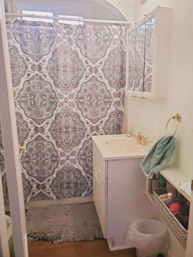 Cure bathroom with shower and tub - 2835 Cottonwood Ave