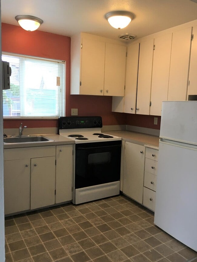 Building Photo - University Cliff Apartments - 2 bedrooms