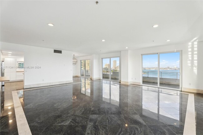 Building Photo - 1402 Brickell Bay Dr