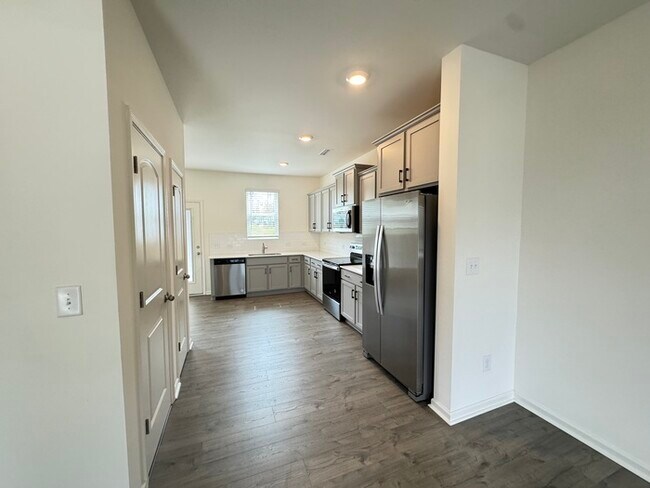 Foto del edificio - Corner townhome with three bedrooms 2 1/2 ...