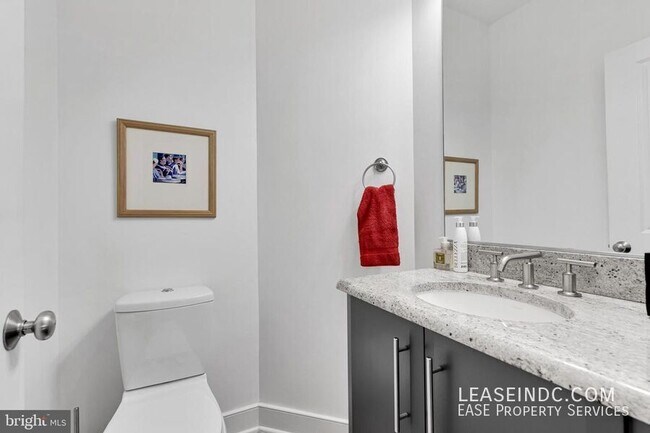 Building Photo - 3051 Chancellor's Way NE
