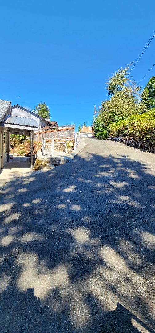 Building Photo - GREAT NEW PRICE! Beautiful and LARGE 5 Bed...