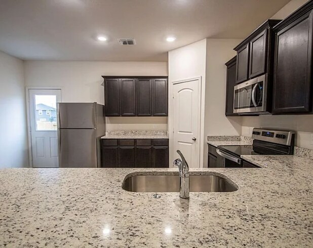 Foto del edificio - 5 Bedroom Available Now!