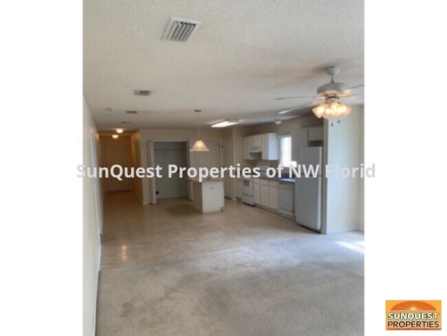 Building Photo - 3/2 cottage style home available for 7/5