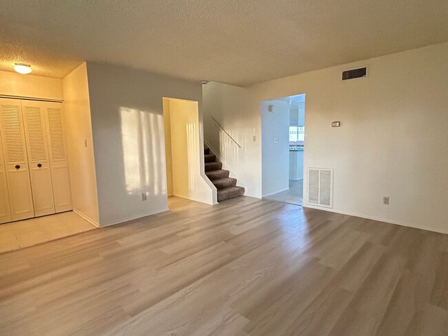 Building Photo - Tempe 3 Bed/1.5 Bath Townhouse w/Community...