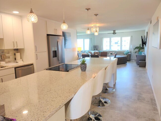 Building Photo - Seasonal Penthouse Unit located on Venice Island!
